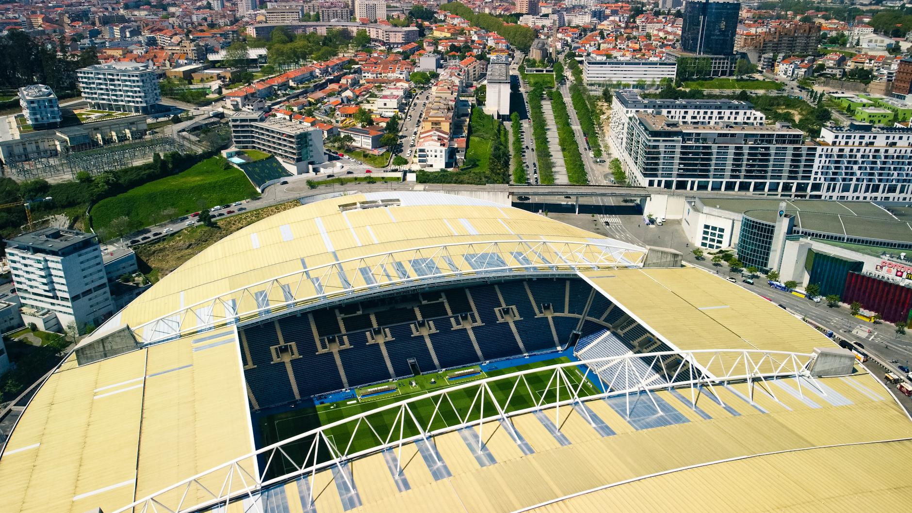 Stadion Estádio do Dragão z lotu ptaka na tle zabudowy Porto