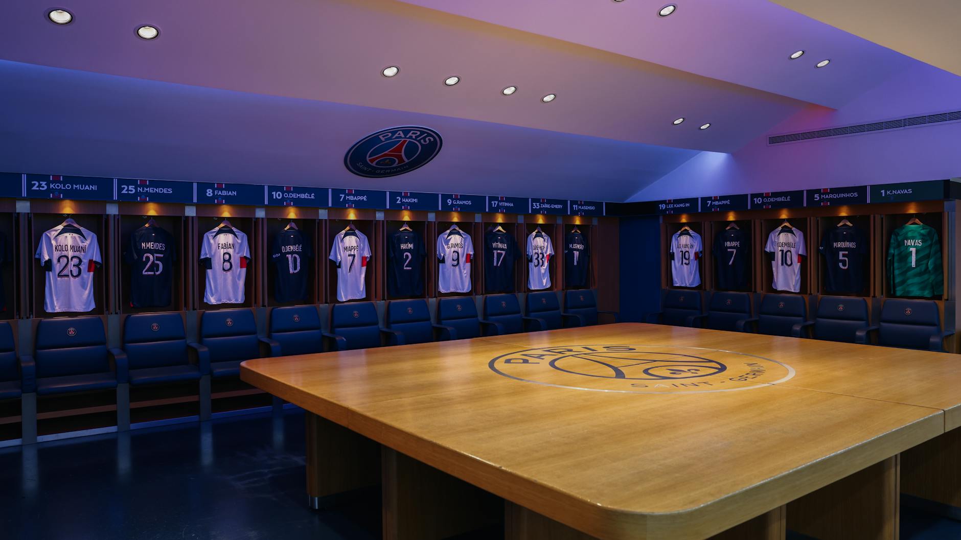 Co widzi operator VAR na stadionie i jak wygląda centrum wideoweryfikacji Szatnia piłkarzy PSG z koszulkami i herbem klubu