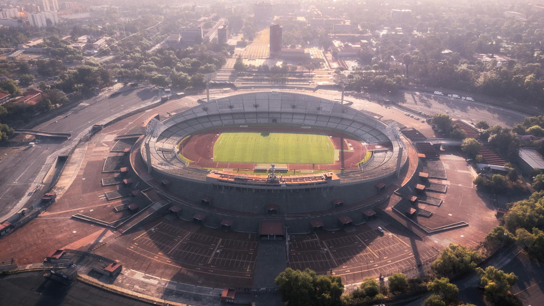 Widok z lotu ptaka na Estadio Olímpico Universitario wśród zieleni Widok z lotu ptaka na Estadio Olímpico Universitario wśród zieleni