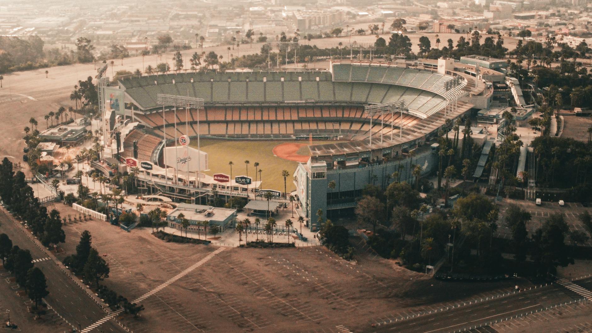 Widok z lotu ptaka na rozległy parking przy baseballowym Dodger Stadium