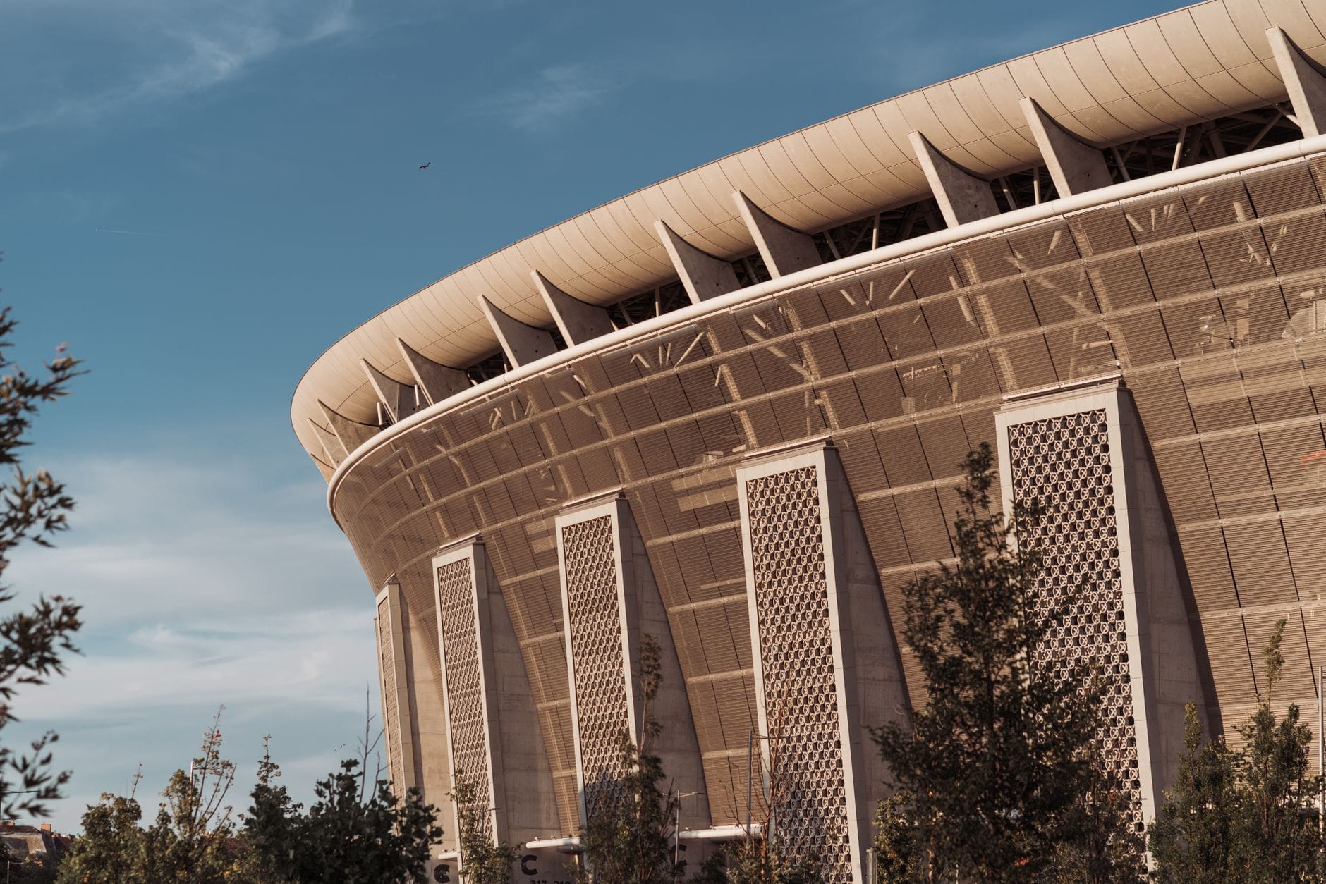Ikony designu: 10 aren, które zmieniły myślenie o stadionach Detal elewacji stadionu Ferenca Puskása w słoneczny dzień