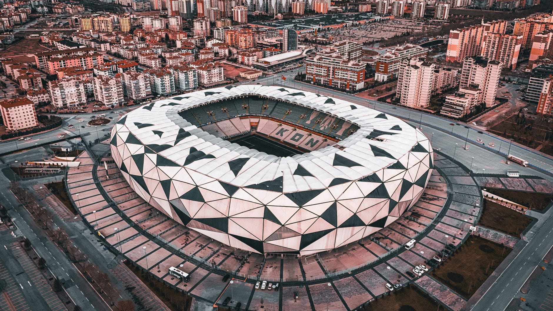 Lotnicze ujęcie geometrycznej bryły stadionu w Konyi w Turcji