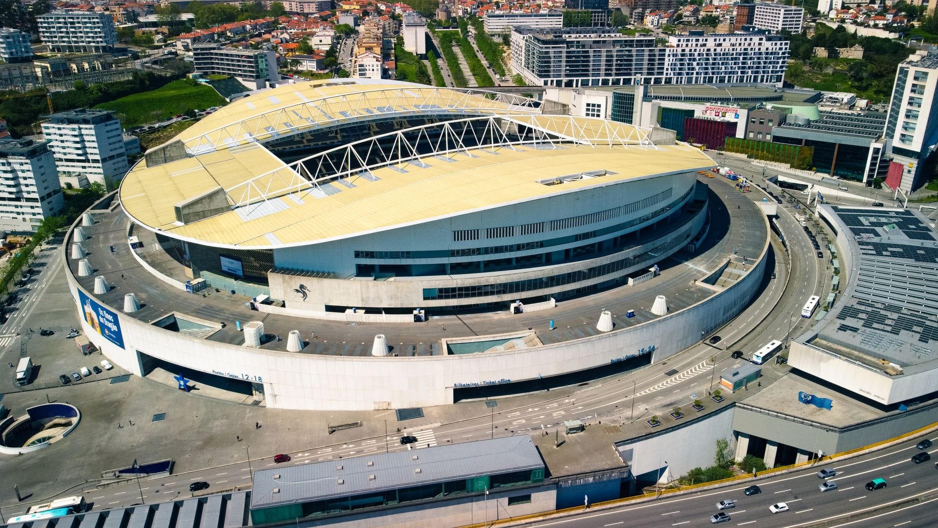 Nowoczesny stadion piłkarski z lotu ptaka w zabudowie miejskiej