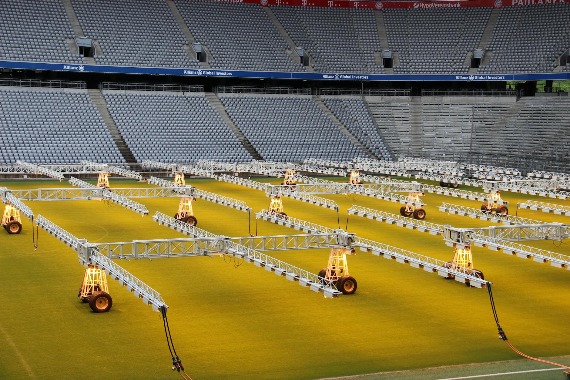 Nowoczesny stadion z oświetleniem ustawionym na murawie boiska