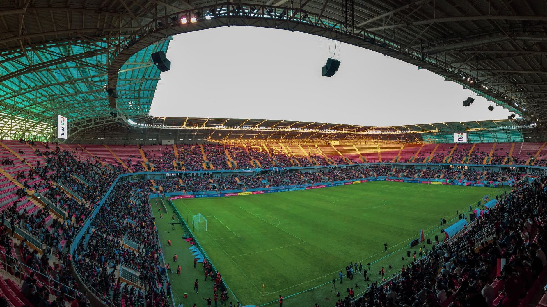 Panorama pełnego stadionu piłkarskiego z kibicami podczas meczu w Lublinie