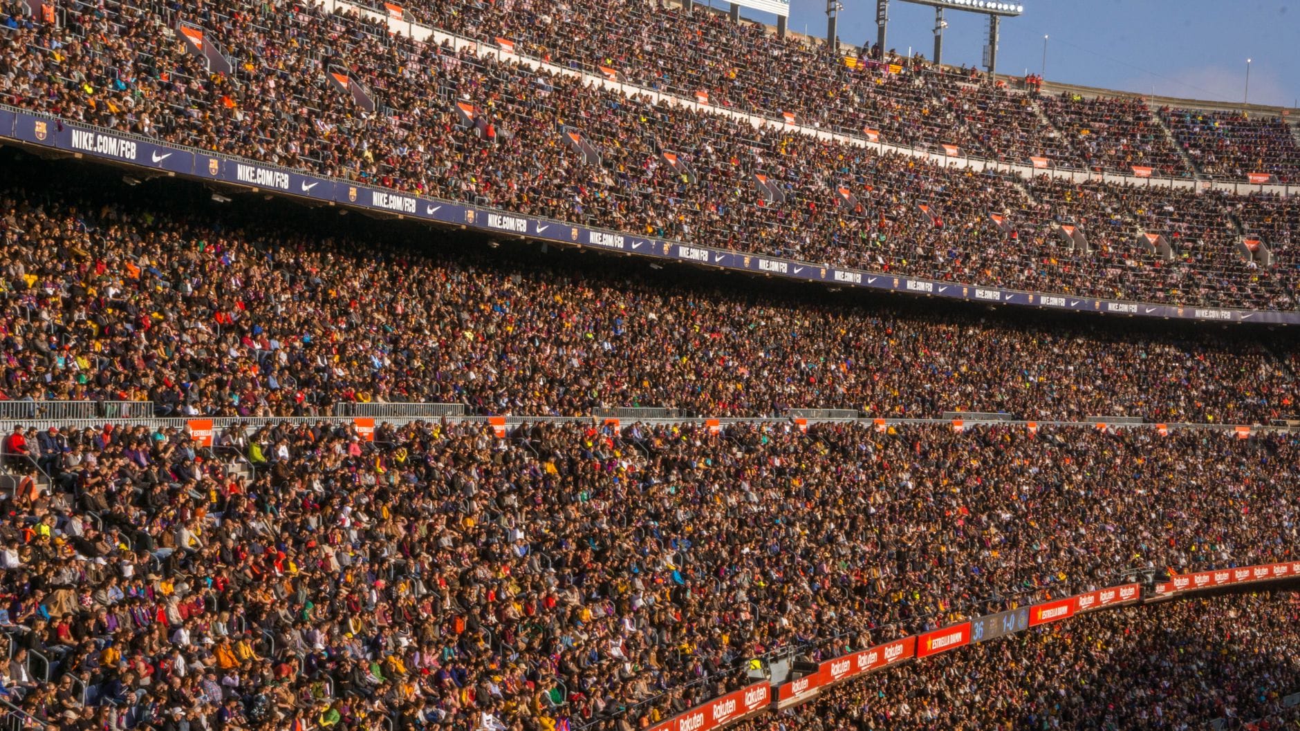 Tłum kibiców na piłkarskim stadionie podczas meczu