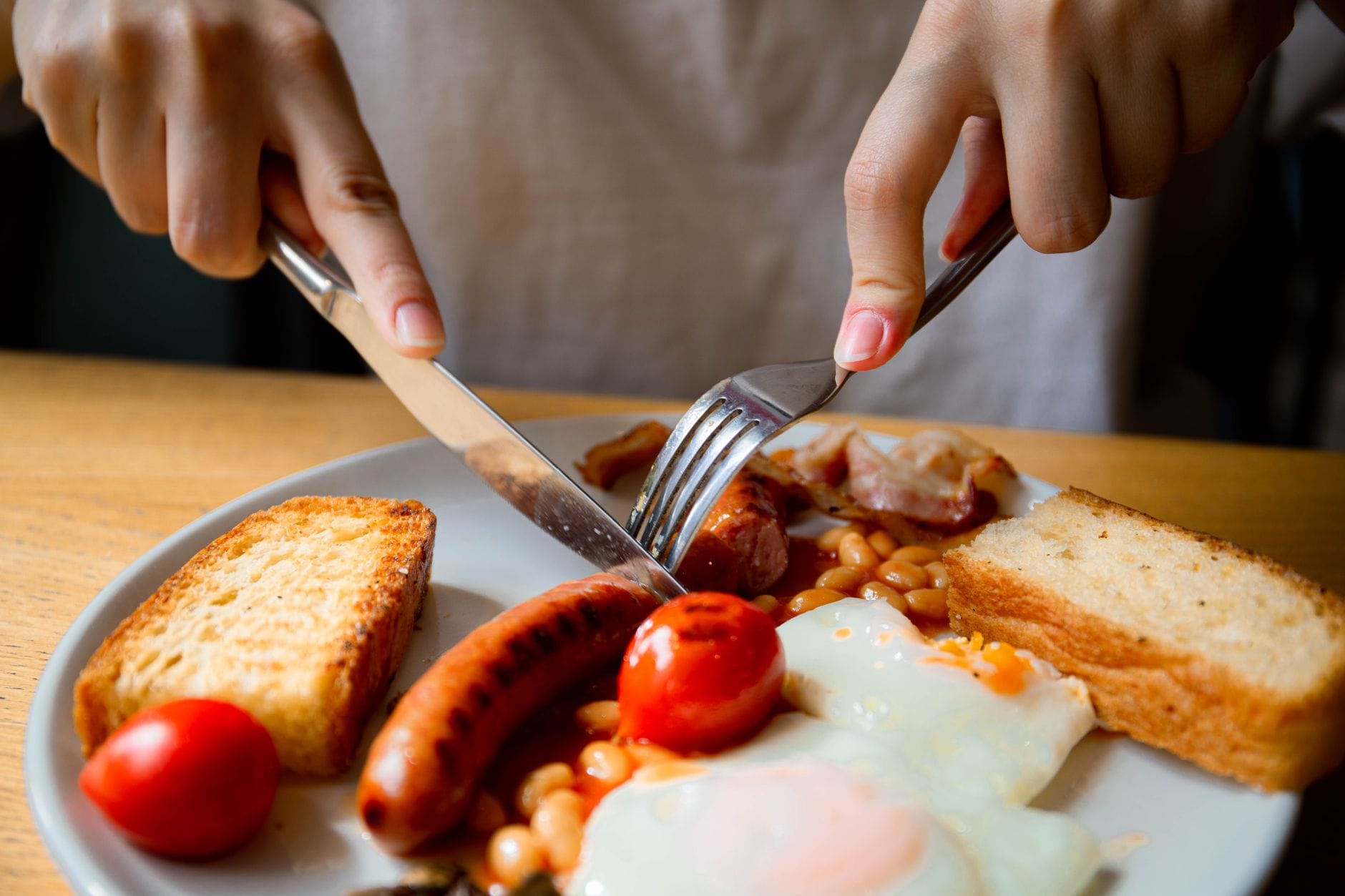 Tradycyjne angielskie śniadanie z jajkami, kiełbaską, fasolką i tostami