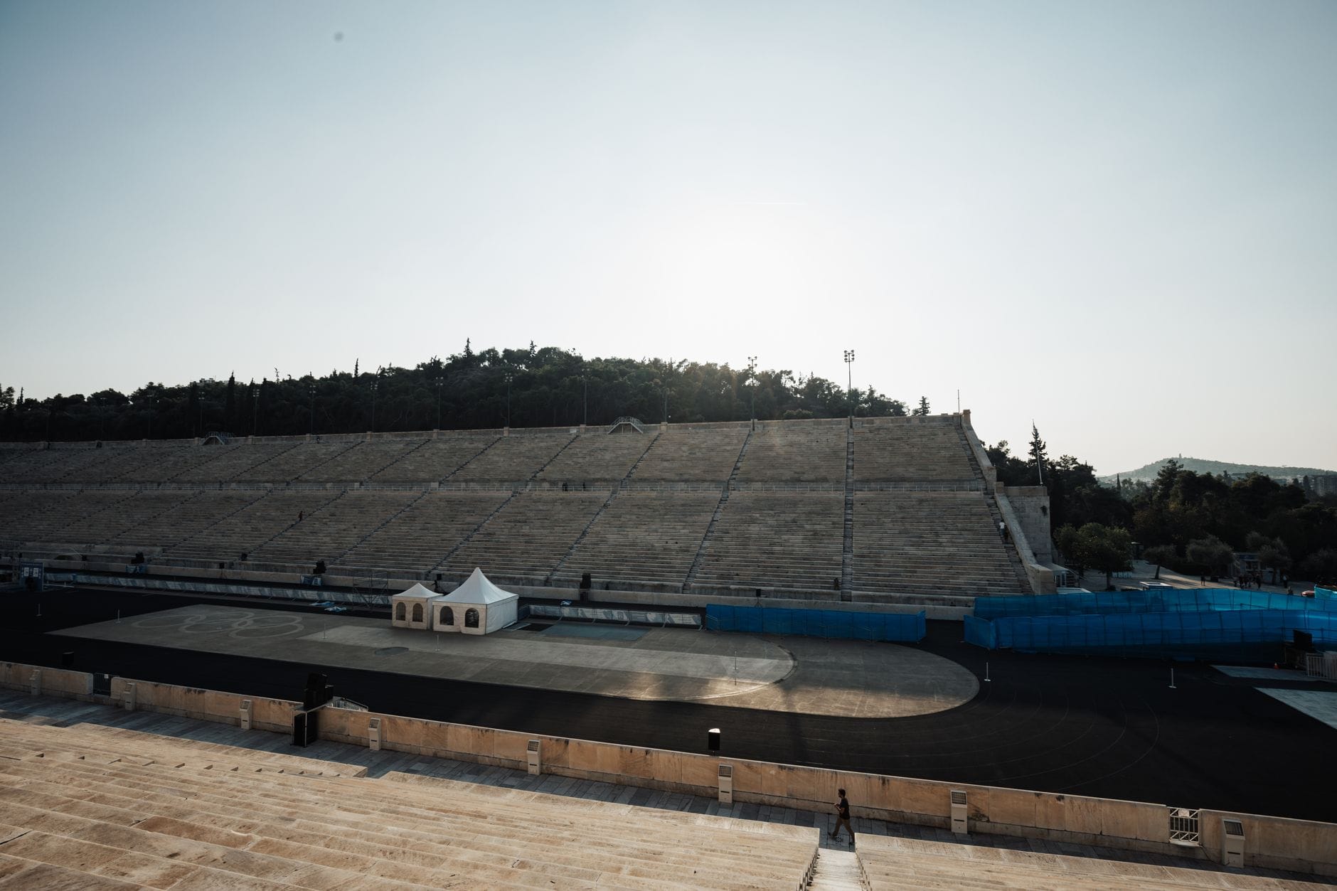 Panateński Stadion w Atenach o świcie z pustymi trybunami