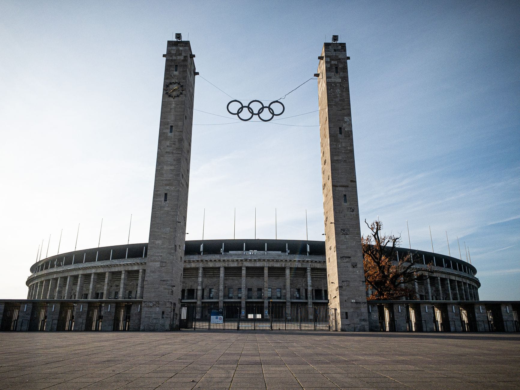 Stadion Olimpijski w Berlinie z wieżami i symbolami kół olimpijskich