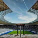 Stadiony olimpijskie po igrzyskach: co dzieje się z nimi podczas kolejnych imprez? Wnętrze Stadionu Olimpijskiego w Berlinie z widokiem na trybuny i murawę