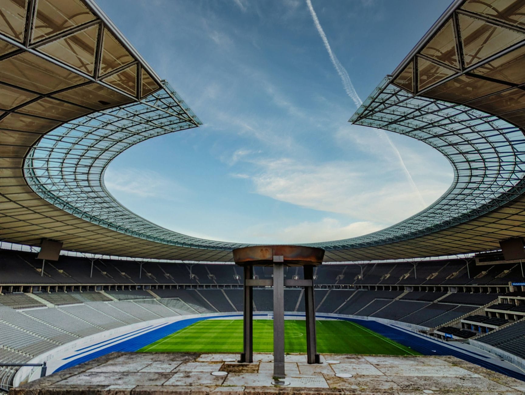 Stadiony olimpijskie po igrzyskach: co dzieje się z nimi podczas kolejnych imprez? Wnętrze Stadionu Olimpijskiego w Berlinie z widokiem na trybuny i murawę