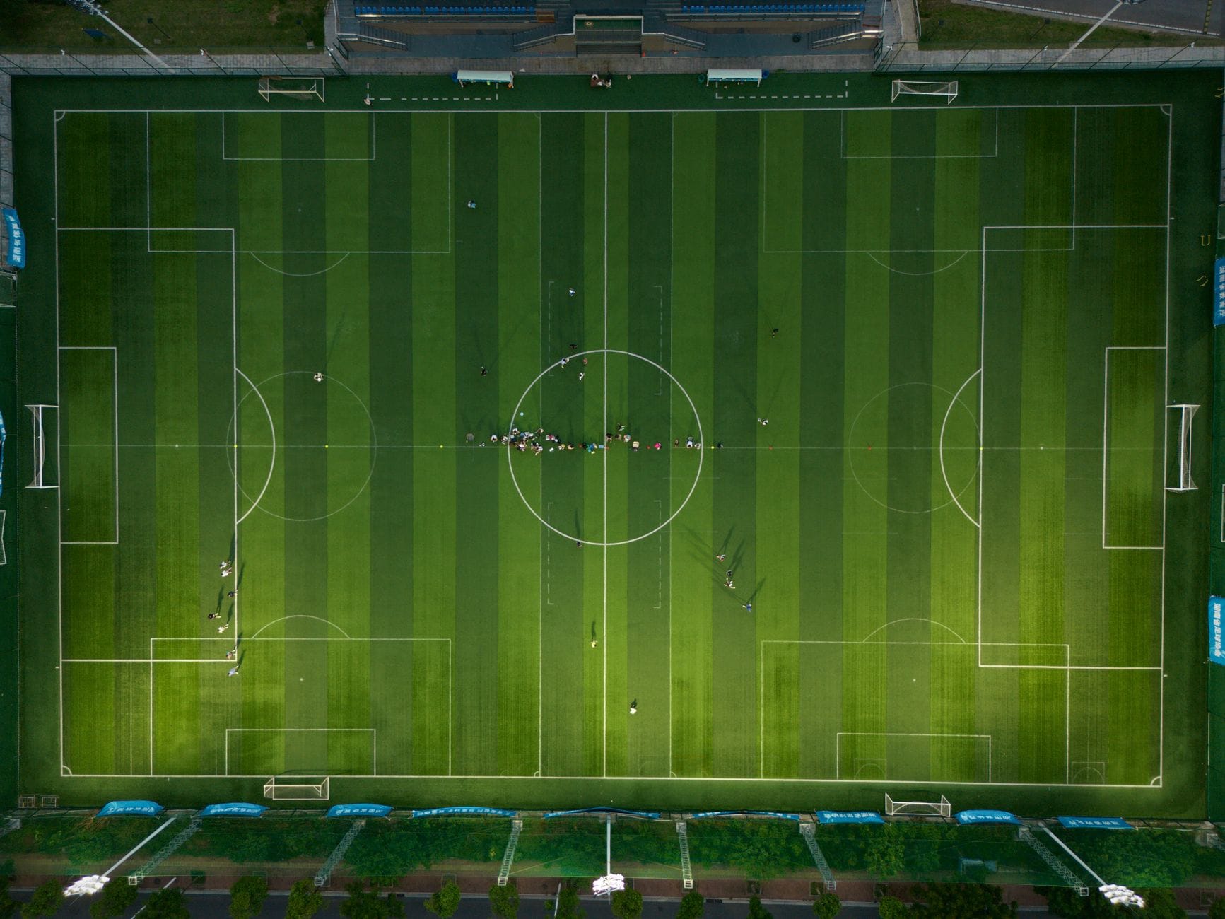 Historia Camp Nou w pigułce: rekordy, przebudowy i plany na przyszłość Boisko piłkarskie z lotu ptaka podczas meczu na Camp Nou