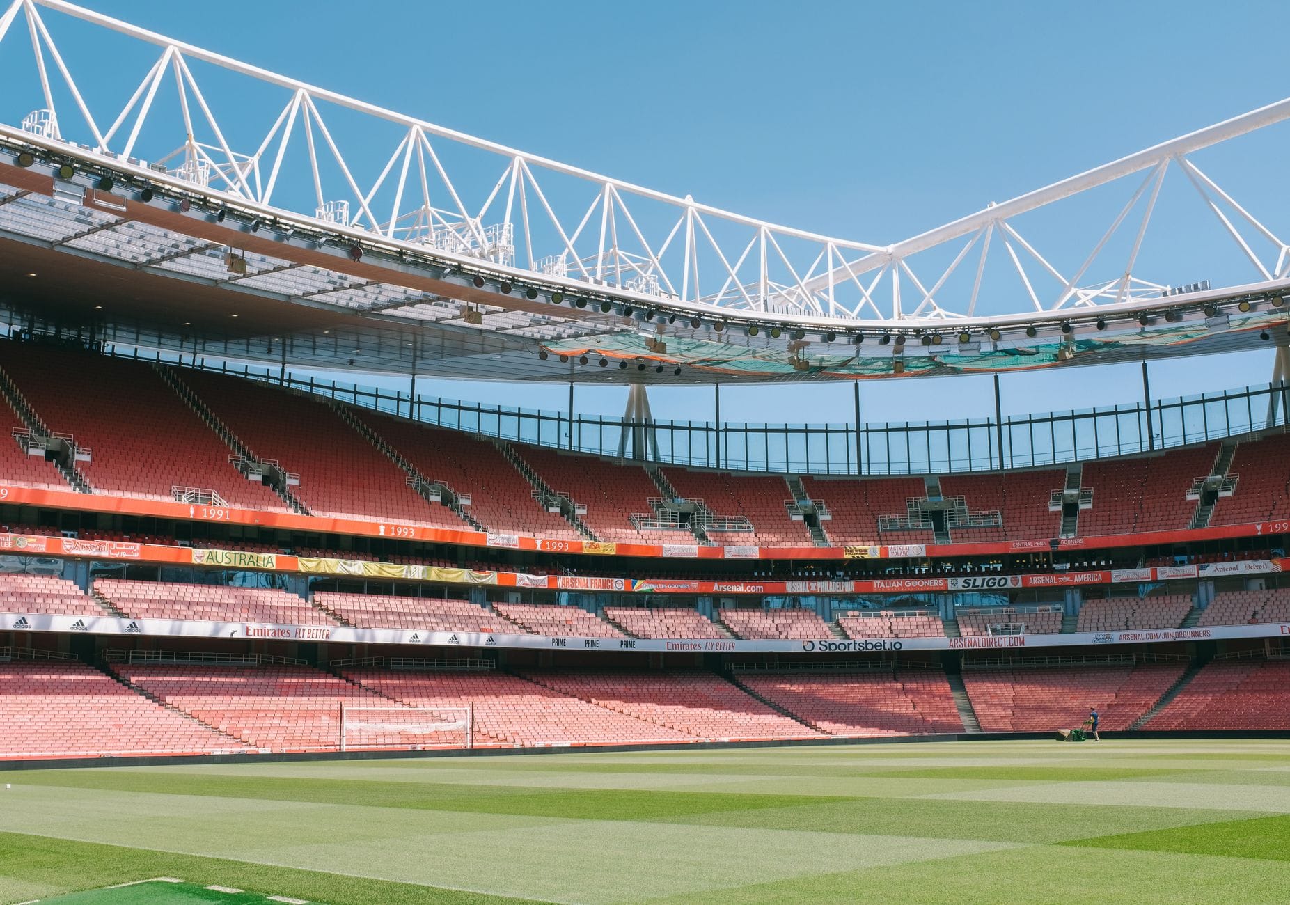 Puste trybuny Emirates Stadium w słoneczny dzień w Londynie