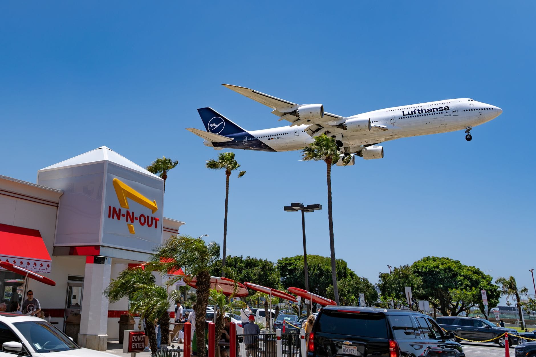 Samolot Lufthansy ląduje nad burgerownią obok lotniska w Los Angeles