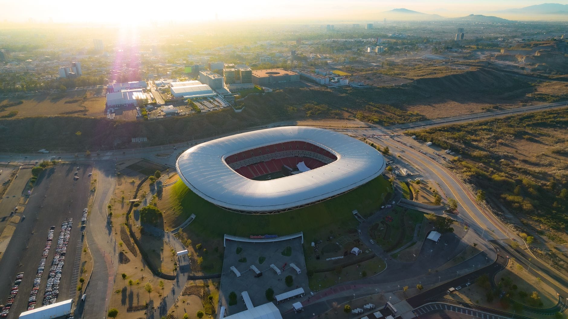 Stadion Estadio Akron w Zapopan z lotu ptaka o zachodzie słońca
