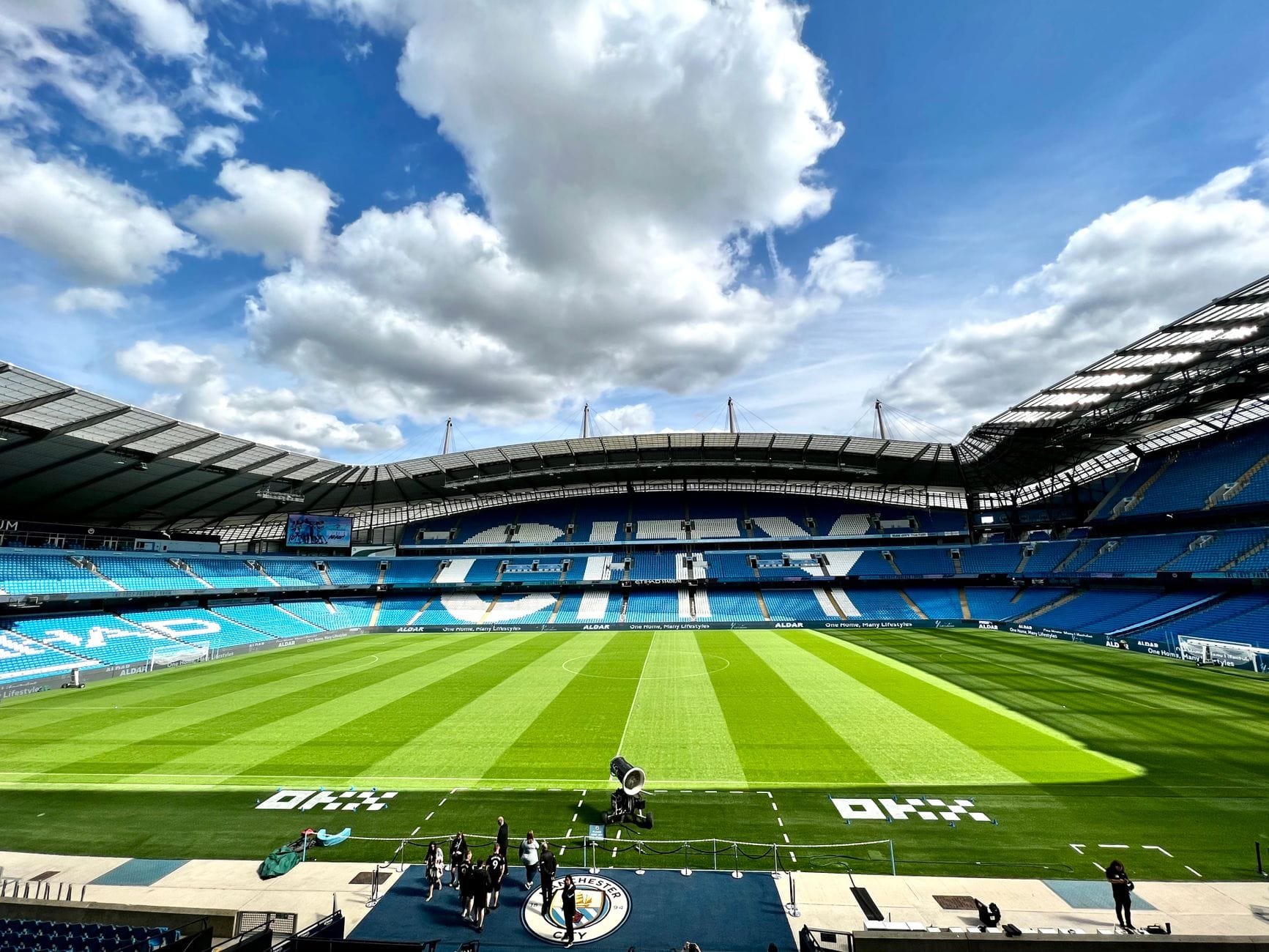 Stadion Etihad w Manchesterze z widokiem na murawę