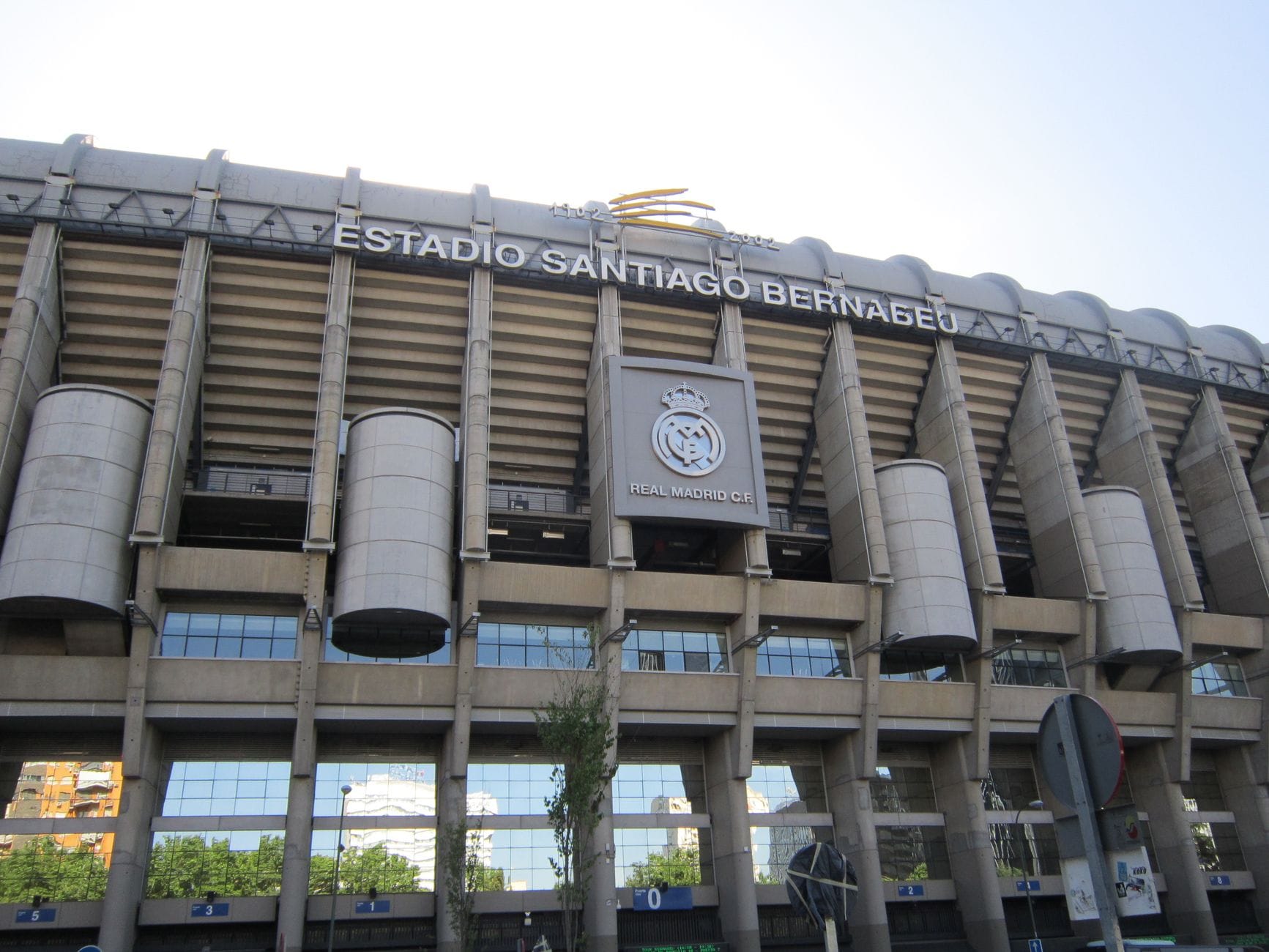 Stadion Santiago Bernabéu w Madrycie w słoneczny letni dzień