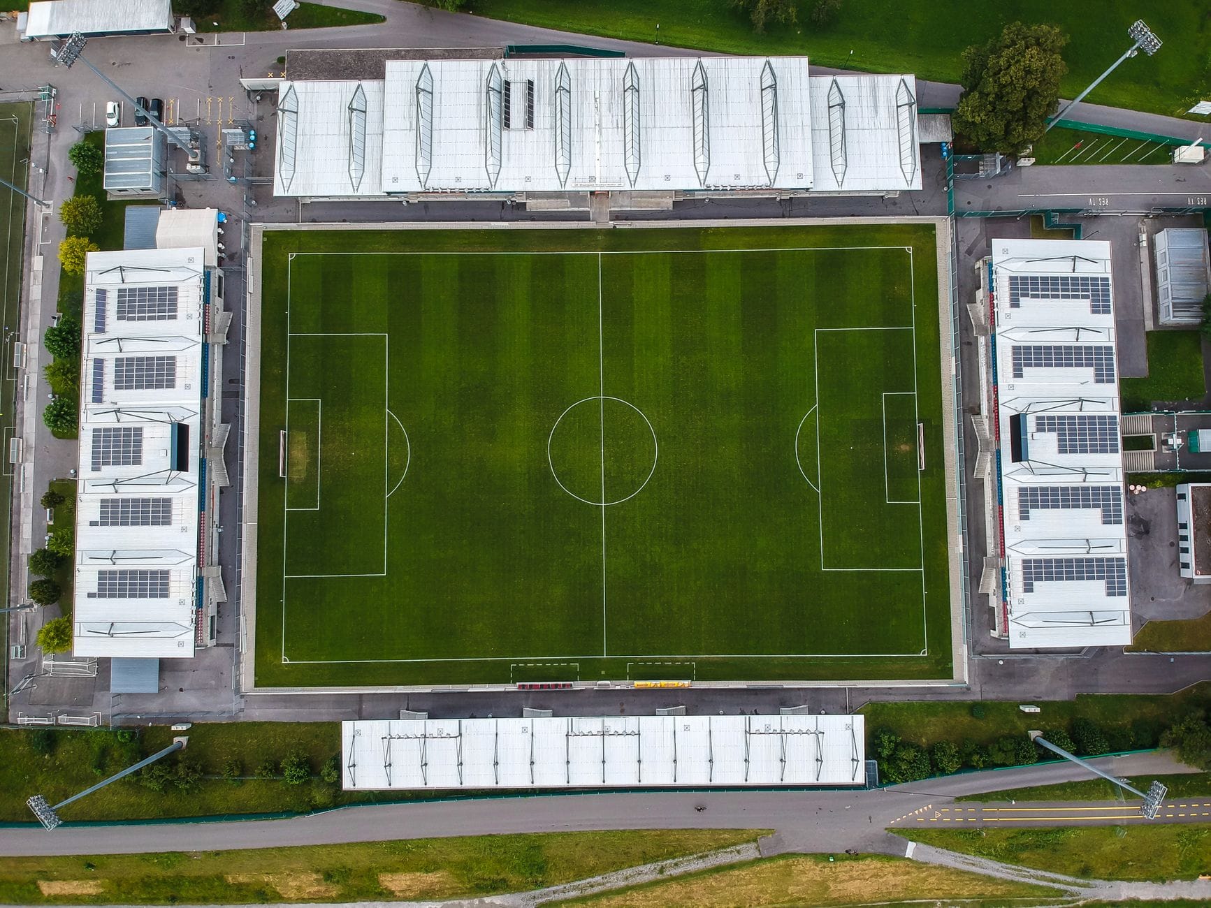 Współczesny stadion piłkarski w Liechtensteinie z lotu ptaka