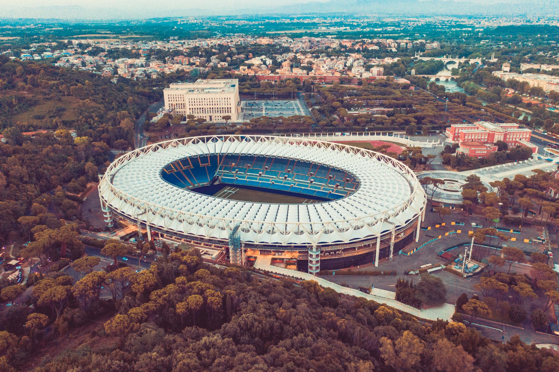 Widok z lotu ptaka na Stadio Olimpico w Rzymie wśród zieleni Widok z lotu ptaka na Stadio Olimpico w Rzymie wśród zieleni